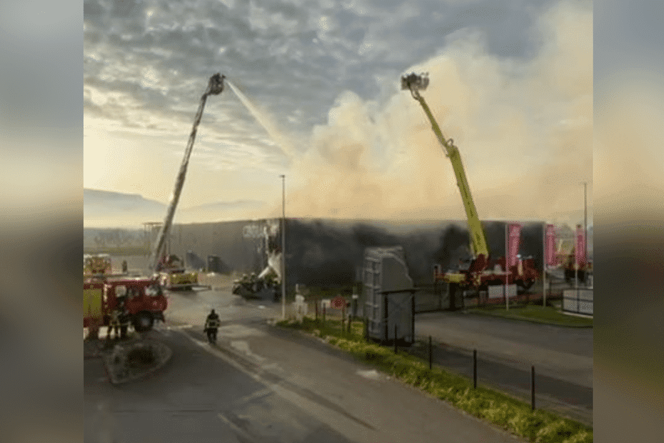 VIDÉO. Un important incendie en cours dans un magasin de meubles en Isère, près de 1000 m2 en feu