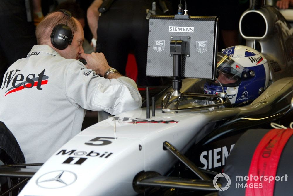 Adrian Newey (GBR) Technisch directeur McLaren bespreekt afstellingen met David Coulthard (GBR) McLaren Mercedes MP4/17D.
Formule 1-wereldkampioenschap, Rd4, Grand Prix van San Marino, Imola, Italië, 18 april 2003.
DIGITAAL BEELD