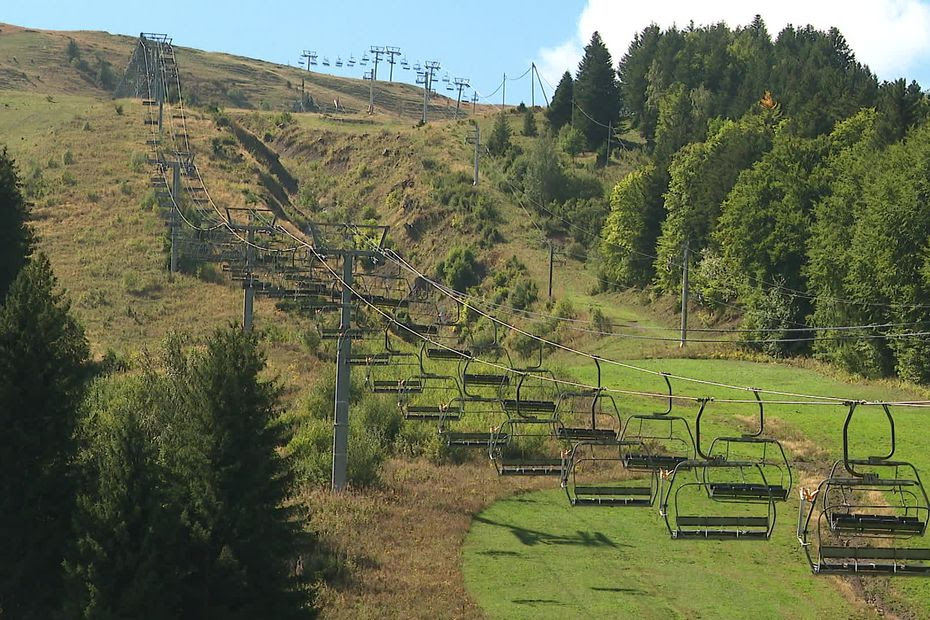 Sauvée par une cagnotte, la station de ski de l'Alpe du Grand Serre renonce à sa fermeture et s'offre un sursis