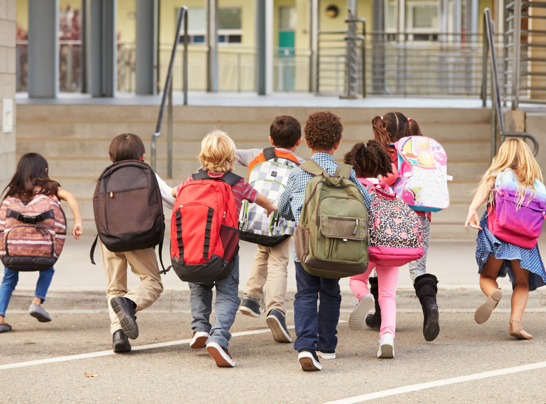 foto de niños entrando a un edificio escolar