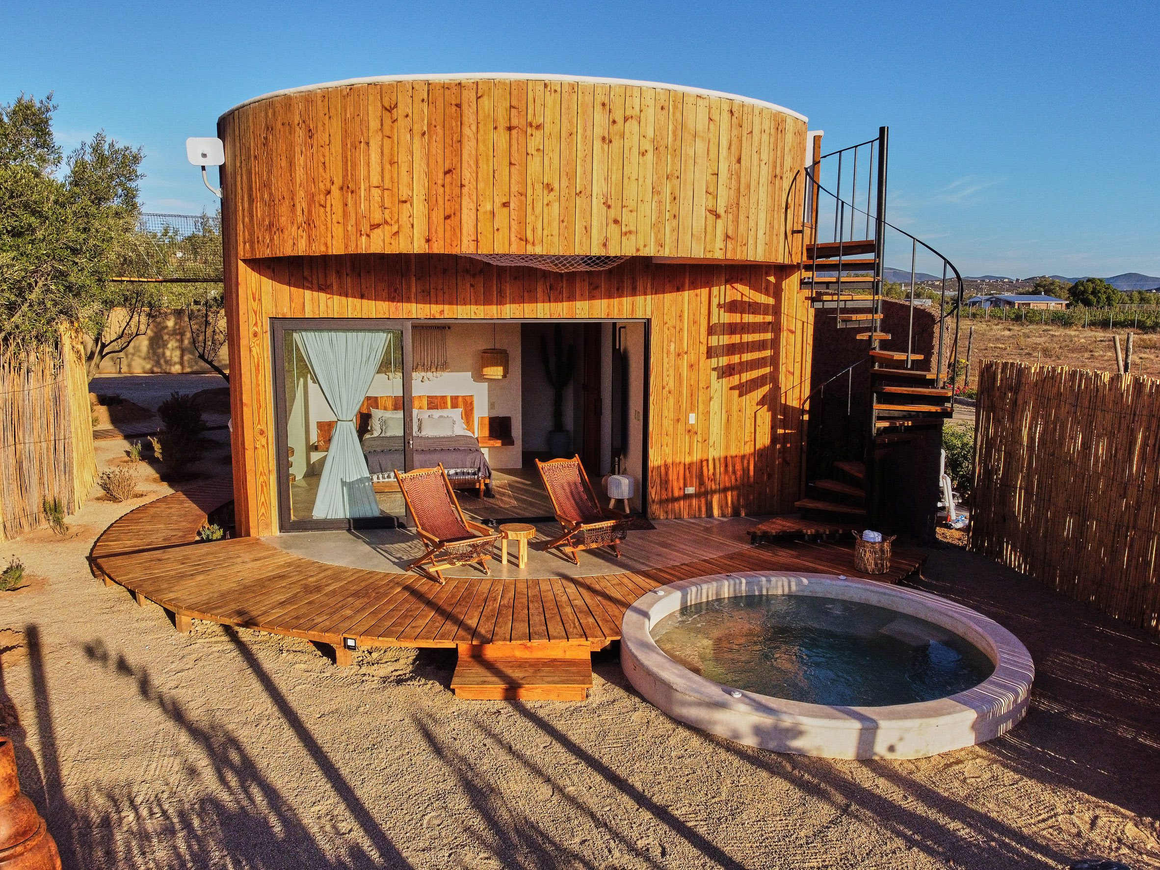 Cada cabaña de Zeuhary Hospedaje Campestre tiene 40 metros cuadrados con espacios al aire libre donde relajarse.