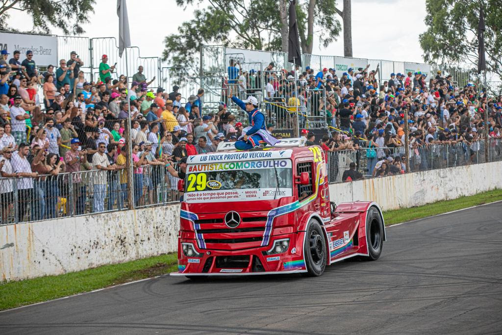 Volta de apresentação dos pilotos ao público (Vanderley Soares / Sigcom)