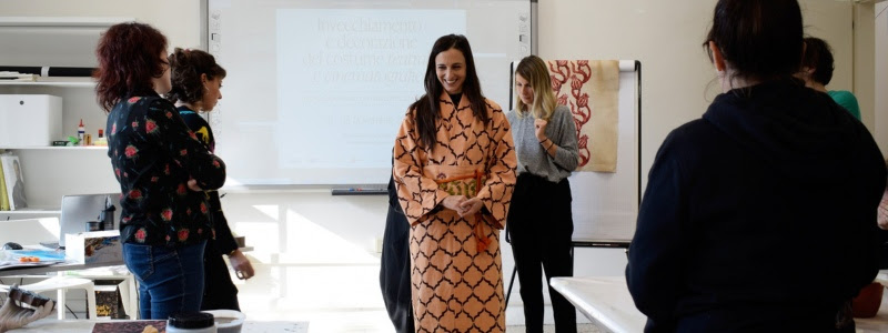 Ragazza in primo piano con costume teatrale, durante il corso in "Invecchiamento e decorazione del costume teatrale e cinematografico" 