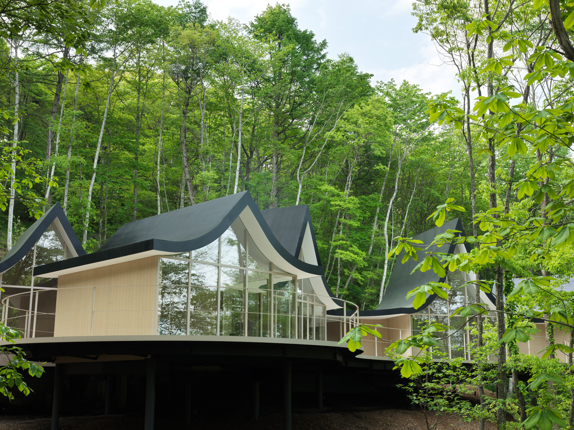 La Hand in Hand House, diseñada por el estudio japonés Nendo, se encuentra en el pintoresco paisaje de Karuizawa (Japón).