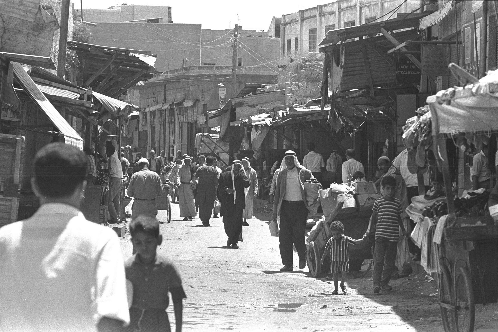 Crowded street off of Medina Square in Gaza, August 16, 1971. (Moshe Milner/GPO)