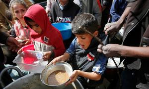 Los niños de la Franja de Gaza reciben alimentos mientras los suministros siguen disminuyendo.