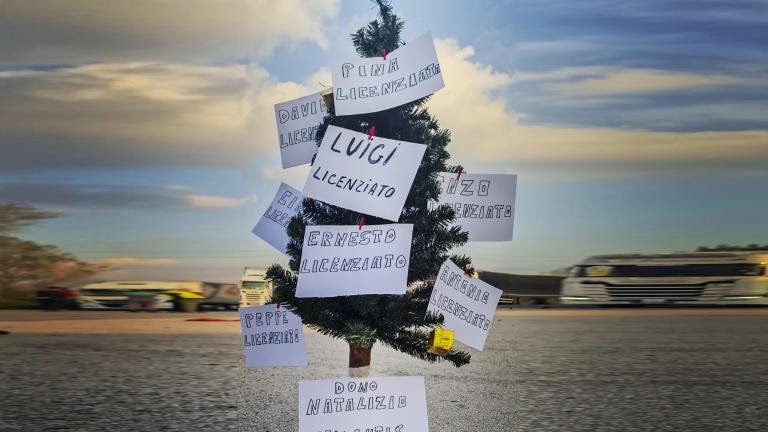 All'esterno dello stabilimento ex Fiat di Pomigliano d'Arco l'albero di Natale con i nomi dei licenziati decritto come ''dono della Stellantis' agli operai della Trasnova azienda cui il colosso automobilistico non ha ancora rinnovato la commessa per le attività nei propri siti produttivi italiani e che da ieri hanno bloccato l'accesso dei mezzi, 3 DICEMBRE 2024 ANSA / NPK