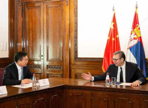 Presiden Serbia Aleksandar Vucic bertemu dengan Presiden Kantor Berita Xinhua Fu Hua yang sedang berkunjung di Beograd, Serbia, pada 30 April 2024.