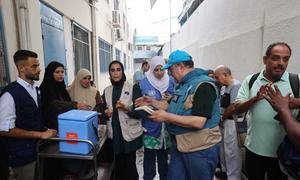 Personal de UNICEF se prepara para administrar vacunas antipoliomielíticas en un dispensario de Deir al-Balah, en el centro de Gaza.