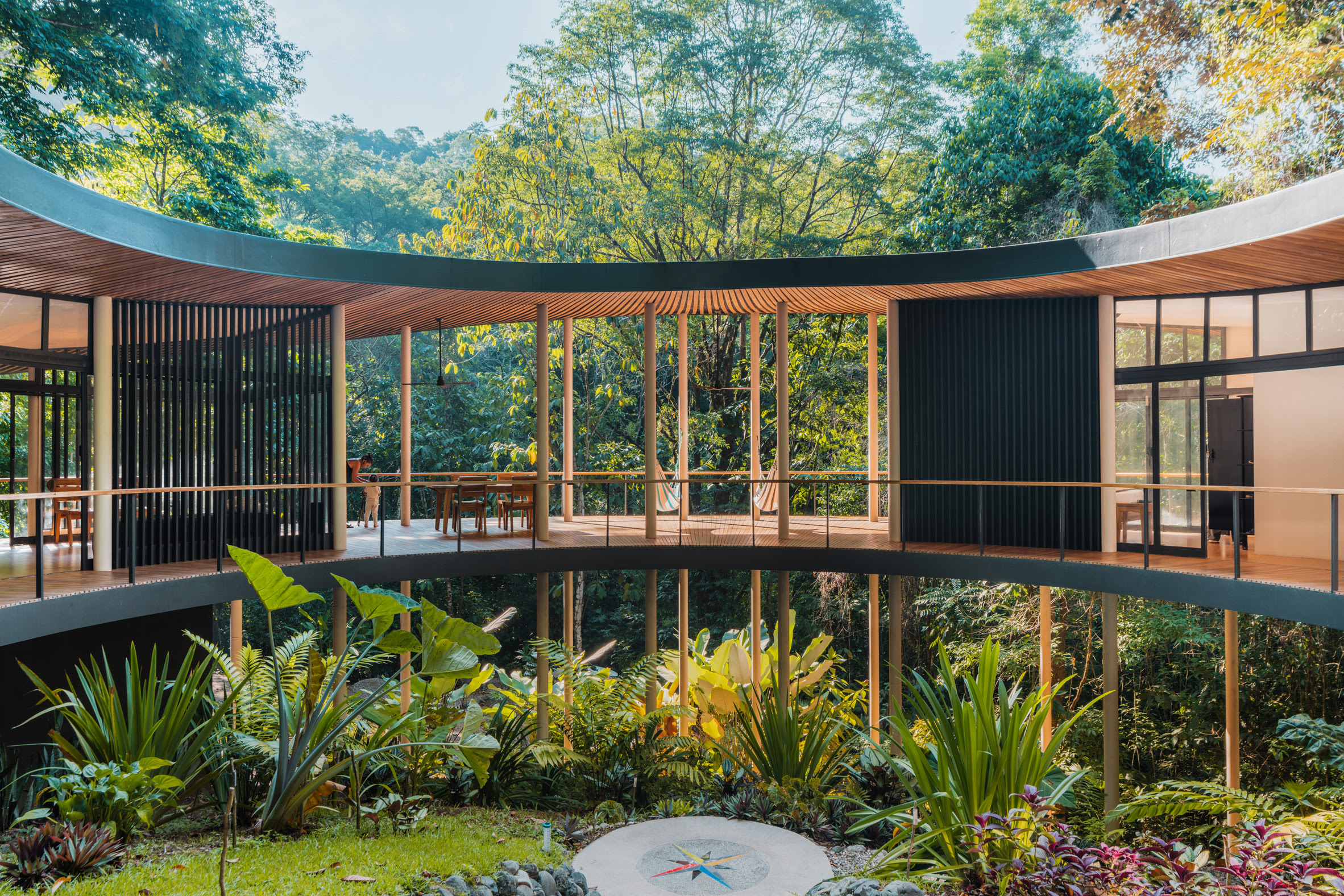 El proyecto Sinfornia Verde está situado en la selva de Carate (Costa Rica) y ha sido desarrollado por la empresa de diseño Studio Saxe.