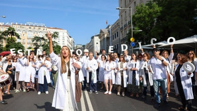Varios centenares de médicos se concentran ante el Congreso de los Diputados para pedir un Estatuto Marco propio