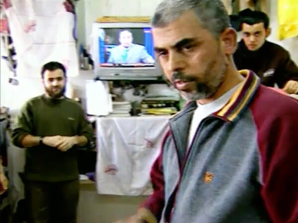 Une capture d'écran d'une vidéo montre Yahya Sinwar et d'autres détenus dans sa cellule, avec une télévision en arrière-plan.