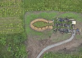 En esta vista cenital se puede observar la cubierta, realizada en acero con forma de mandorla, que fue forjada por artesanos locales.