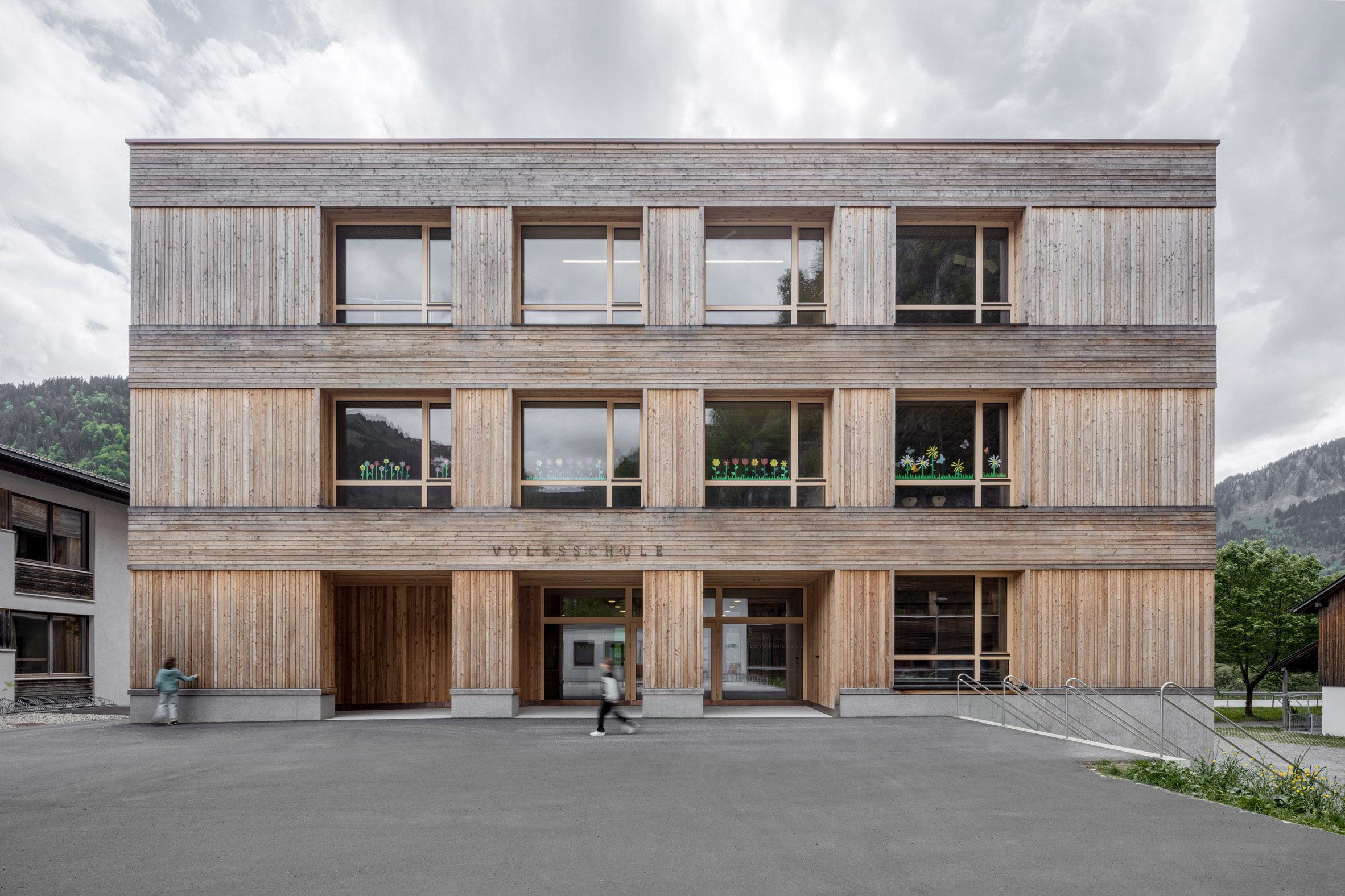 La escuela de primaria de Au, situada en Bregenzerwald, está diseñada por el estudio Bernardo Bader Architekten.