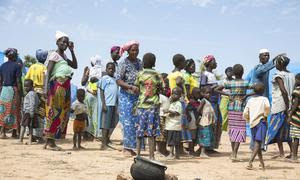 Un grupo de desplazados se reúne en el campamento de Pissila, en el norte de Burkina Faso.