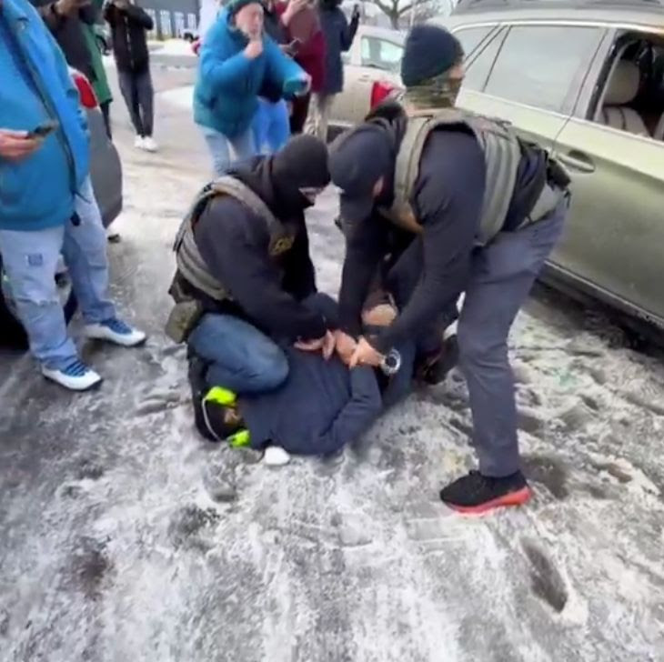 En Minneapolis, el ICE se acercó a un ciudadano estadounidense y voluntario comunitario, rompió la ventanilla de su auto, lo sacó a rastras y lo tiró al suelo. Al arrestarlo, le pusieron una rodilla en el cuello.