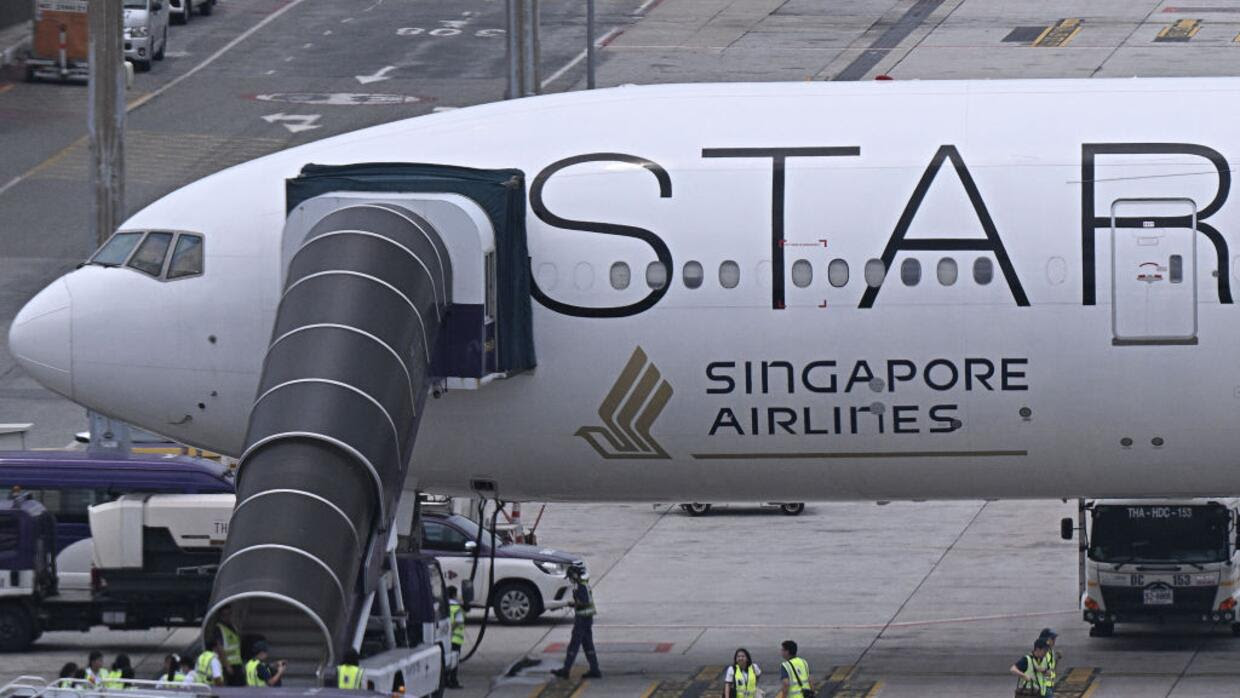 Un muerto y 20 heridos en la UCI en un vuelo de Singapore Airlines: ¿qué son las turbulencias y cuándo pueden ser peligrosas?