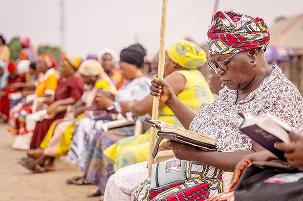 Nigerian women reading the Bible