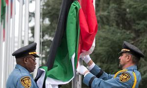 Guardias de la ONU izan la bandera palestina en la sede de la ONU en GInebra
