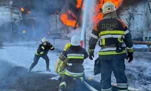 Los bomberos atajan un incendio provocado por un misil de ataque en la región de Kiev (archivo)