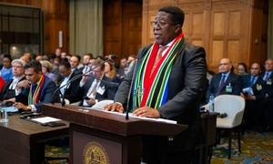 El embajador de Sudáfrica ante los Países Bajos, expone la demanda de su país contra Israel en la Corte Internacional de Justicia.