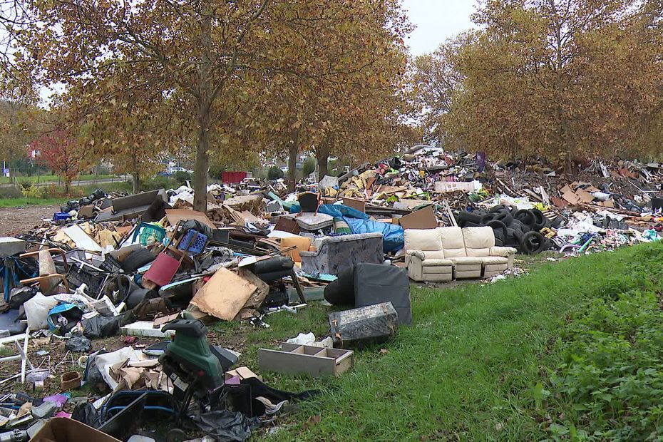 'Qui va payer la facture', Givors face à une montagne de déchets après les inondations