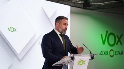 Vox debía dos millones al banco húngaro al cierre de 2024, donó otros dos a Disenso e ingresó tres por los afiliados