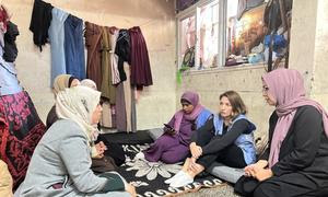 La trabajadora humanitaria de UNRWA Louise Wateridge visitando un refugio en Nuseirat, Gaza, en noviembre de 2024.