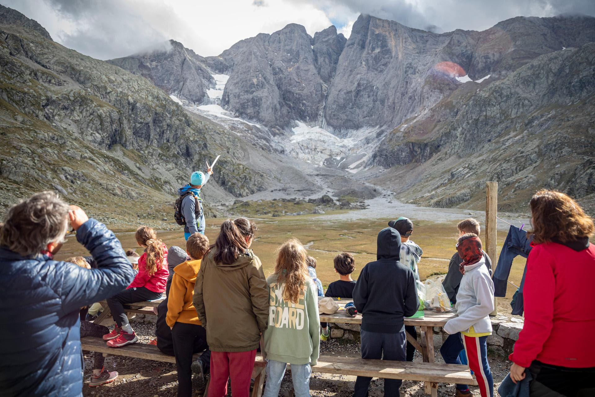 Pierre René explique la formation des glaciers à des collégiens des Hautes-Pyrénées, au refuge des Oulettes de Gaube, le 19 septembre 2024.