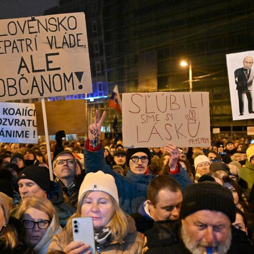 News Bilder des Tages A rally called by three opposition parties to mark the 35th anniversary of the Velvet Revolution in Bratislava, Slovakia, November 17, 2024. CTKxPhoto/VaclavxSalek CTKPhotoP2024111705106 PUBLICATIONxNOTxINxCZExSVK CTKPhotoP2024111705106