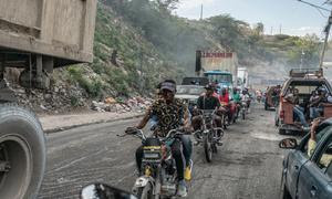 La vida cotidiana continúa en las calles de Puerto Príncipe, a pesar de la inseguridad.