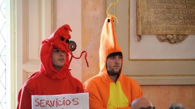 Alcalá.- Activistas vestidos de gambas y bogavantes interrumpen el Pleno en protesta el coste de liberados sindicales