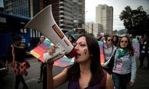 Activistas asisten a una marcha contra la violencia de género en Ecuador (archivo).