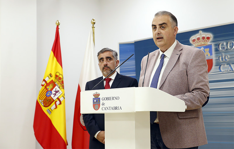 El director general de Vivienda, Carlos Montes (izq), y el consejero de Vivienda, Roberto Media (dch)