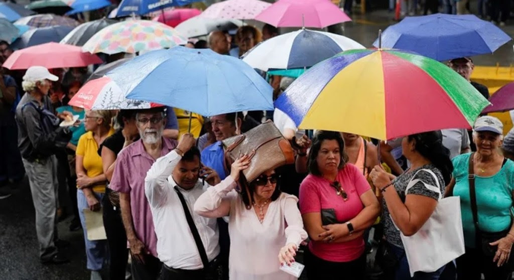 elecciones-primarias-venezuela-votantes-hacen-cola-medio-la-lluviaap