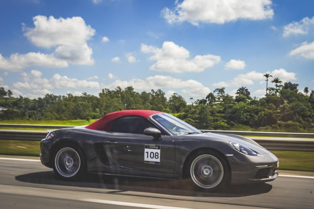 Em plena estrada, um Porsche 718 Boxster (YO! Studio/Porsche Club Brasil)