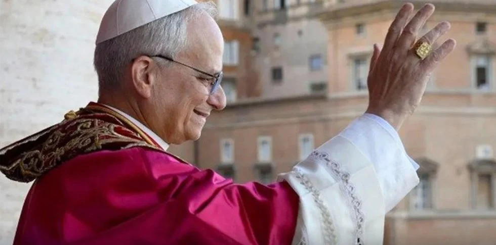León XIV saluda a los fieles en su primera aparición como Papa.