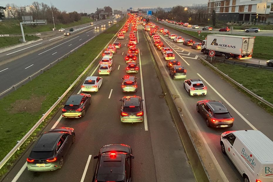 CARTE : Des bouchons monstres aux entrées de Lyon, les taxis bloquent l'hôpital Lyon Sud