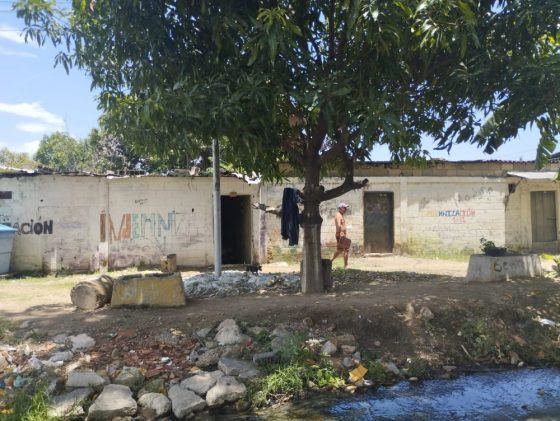 Aumentan aguas negras en Brisas del Lago, Maracay, y los vecinos siguen a la espera de reubicación