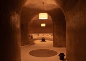 Su atmósfera de cueva se crea por los pliegues y las curvas, lo que ofrece una experiencia salvaje.