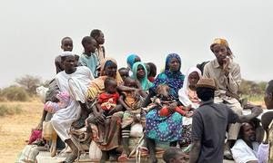 Una caravana llena de familias desplazadas que huyen de El Fasher, en Darfur del Norte, en busca de seguridad. En todo Sudán, más de 12 millones de personas se han visto obligadas a abandonar sus hogares.