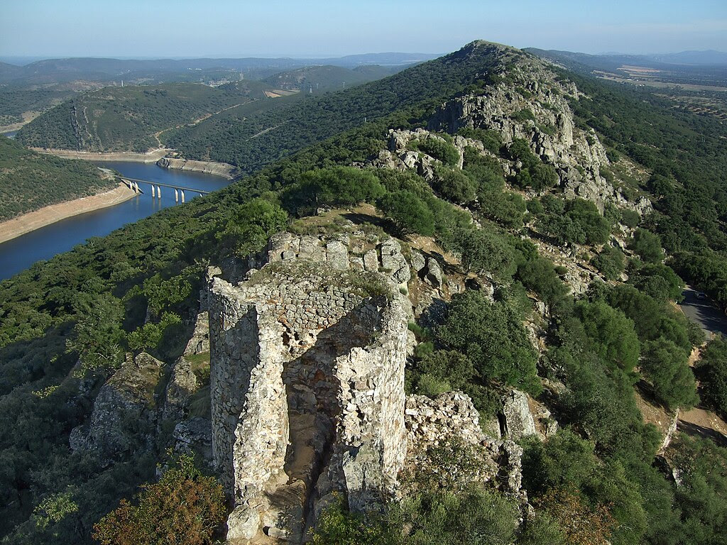 Escapadas a la naturaleza: Parque nacional de Monfragüe, yacimientos arqueológicos, observación de aves, senderismo