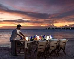 Imagen de family dining on the beach in the Maldives