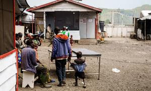 Un padre lleva a su hijo herido a un hospital cerca de Goma, en el este de la República Democrática del Congo.