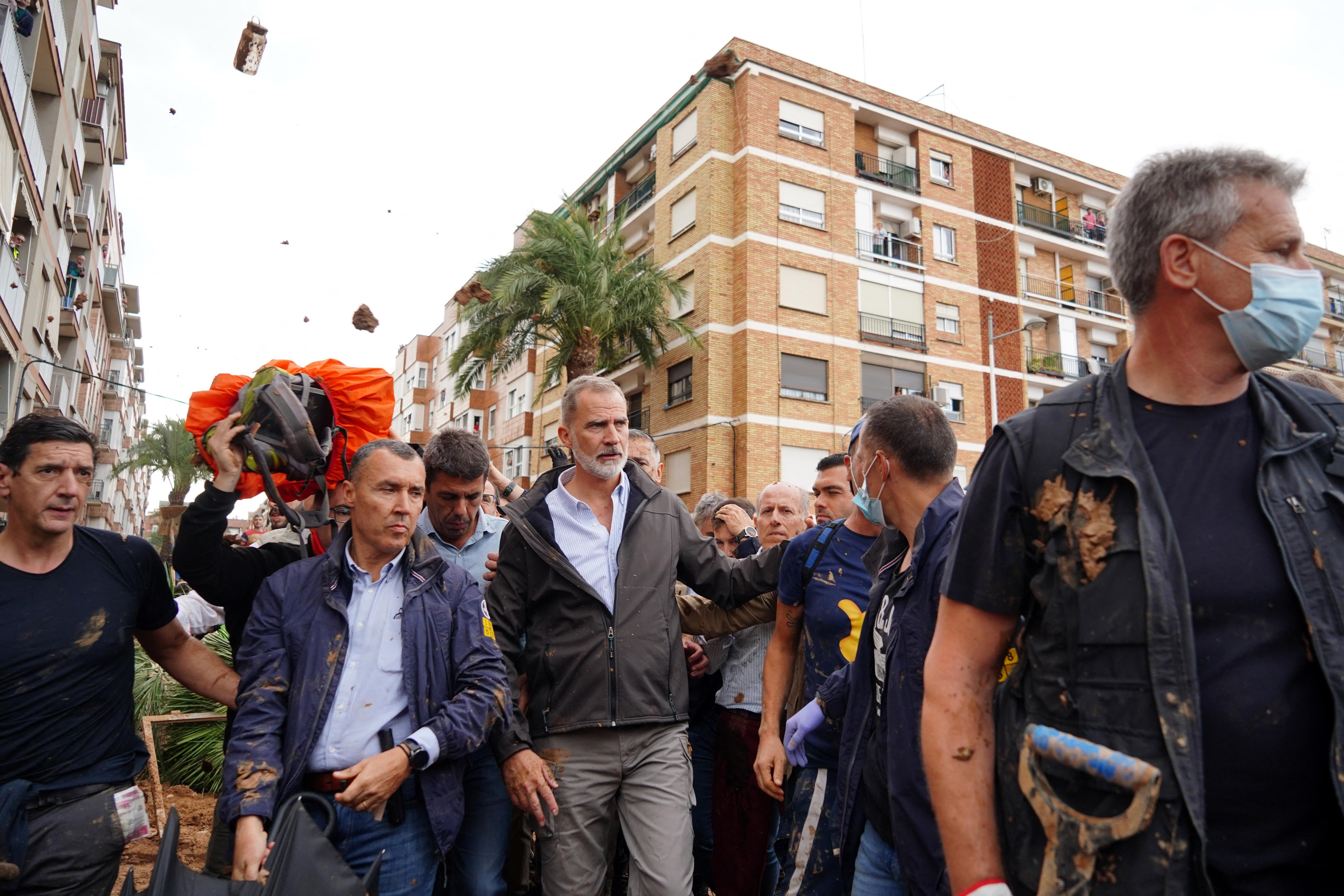 « Assassins ! » : les dirigeants espagnols conspués par la foule lors de la visite du roi sur les lieux des inondations