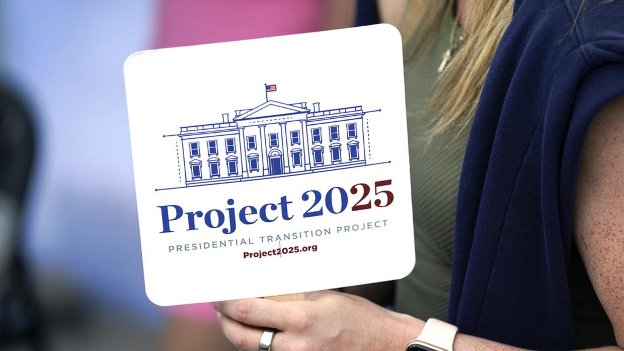 Trump dijo desconocer el Proyecto 2025, pero ahora busca colaboradores entre sus redactores