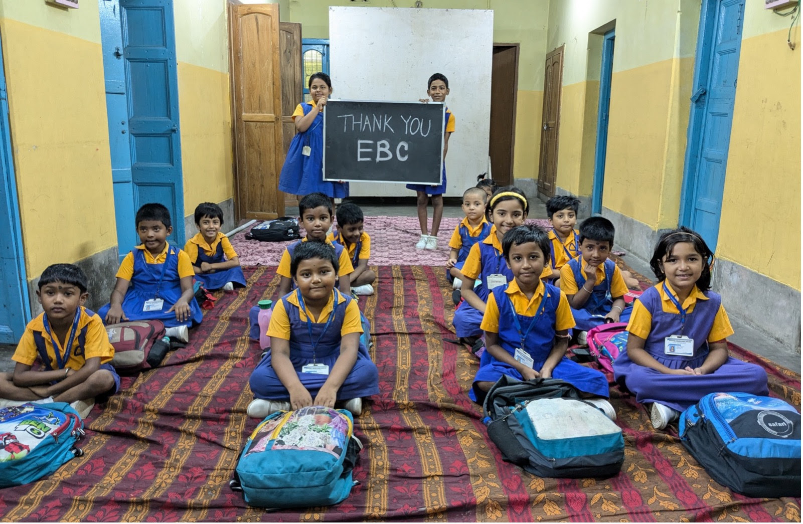 Para siswa di Ramakrishna Vedanta Vidyapith yang bersyukur menyampaikan rasa terima kasih yang tulus kepada EBC atas dukungan mereka. - EBC