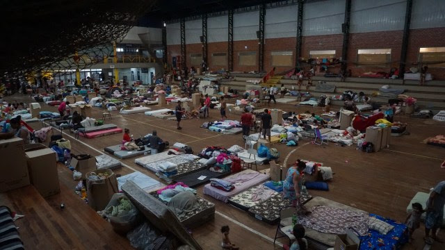 Espaço onde os desabrigados dormem no Centro de Eventos