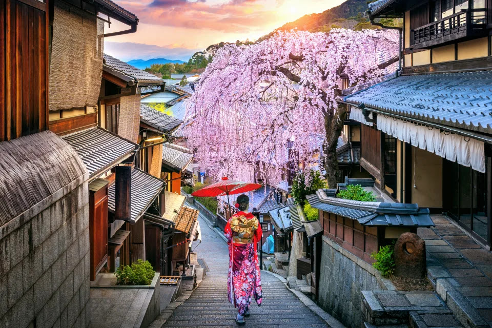 Vecinos del 'barrio de las geishas' en Kioto, Japón, han restringido el acceso de visitantes a ciertas calles debido al acoso que estas profesionales sufren por parte de los turistas. Foto: Getty.