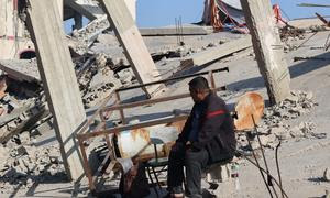 Ramadan Kutkut sentado sobre los escombros de su casa en Jabalia, en el norte de la Franja de Gaza.